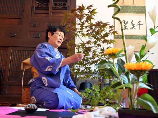 Frau Teruko Matsushima-Fritz zeigt  ikebana / kado, japanische Kunst des Blumensteckens.