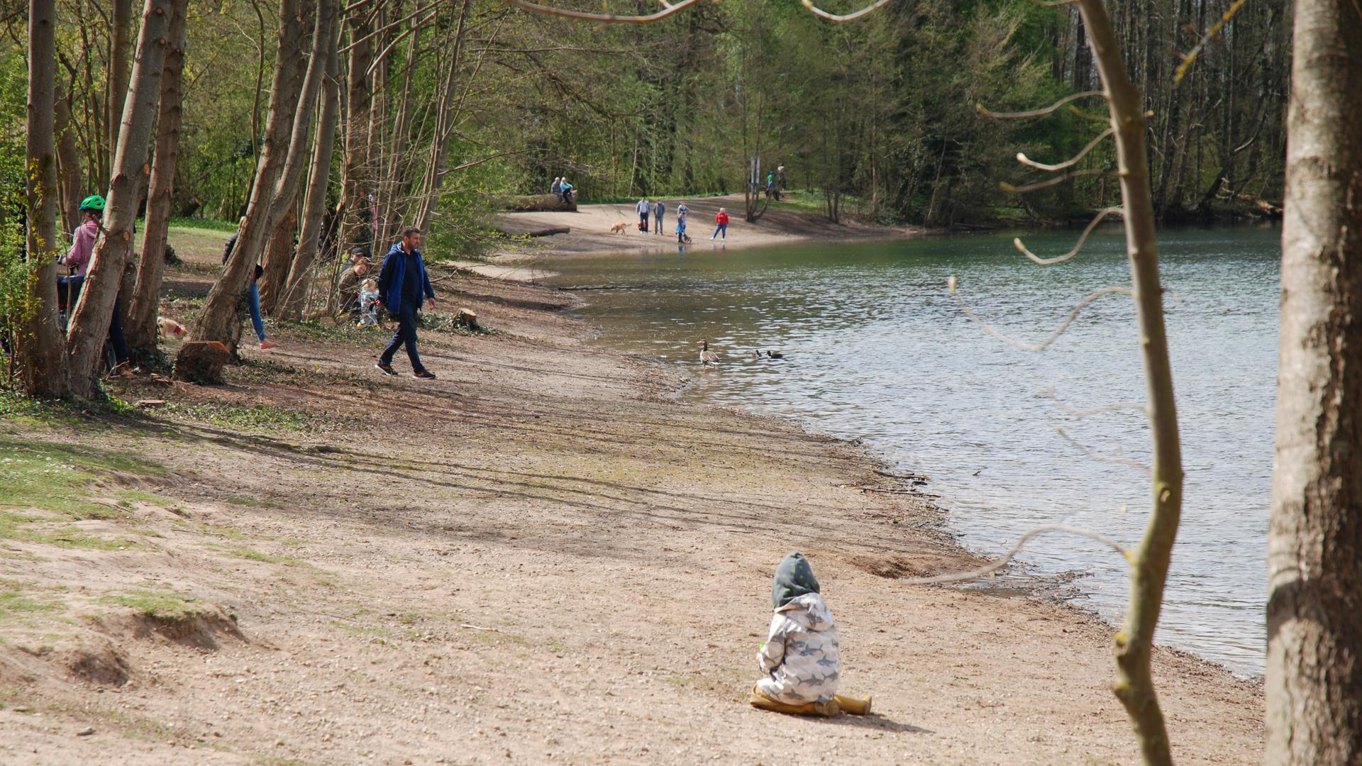 Es ist nie zu früh für einen Baggersee-Besuch: In Grötzingen ist schon vor der Badesaison ganz schön viel Betrieb am Badestrand.