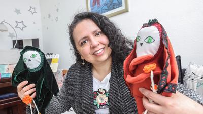 Die Sterbeamme Antígona Vásquez arbeitet mit Farbmonsterpuppen.