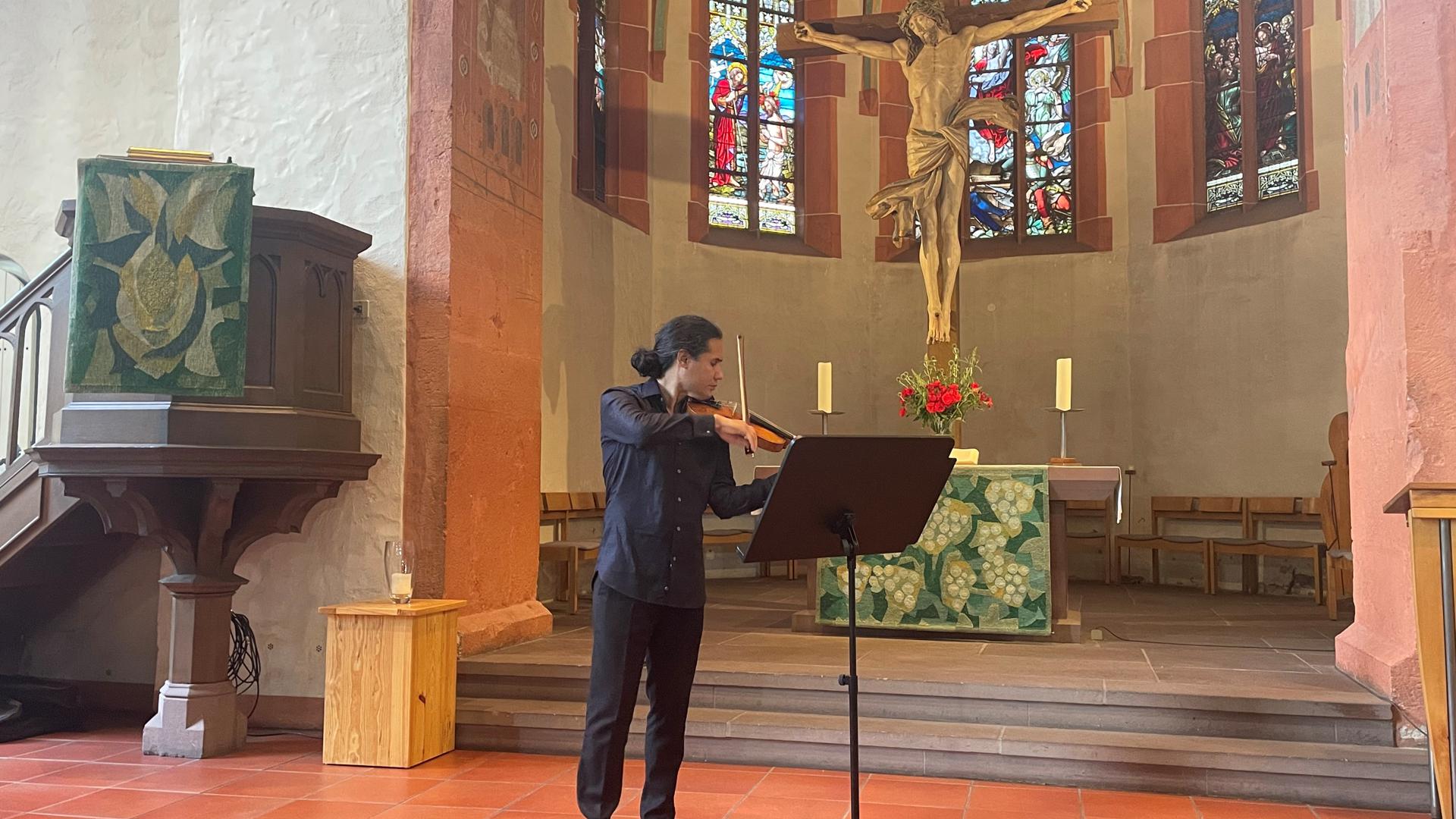 Der Violinist Oscar Bohórquez spielt Solostücke für Geige in der Evangelischen Kirche Grötzingen.