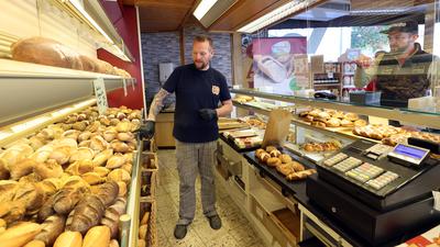 In der Bäckerei Fütterer in Grünwettersbach bedient Martin Fütterer den Kunden David Weiler.
