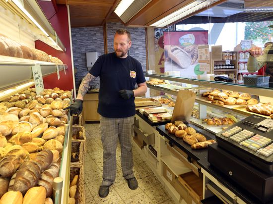 In der Bäckerei Fütterer in Grünwettersbach bedient Martin Fütterer den Kunden David Weiler.