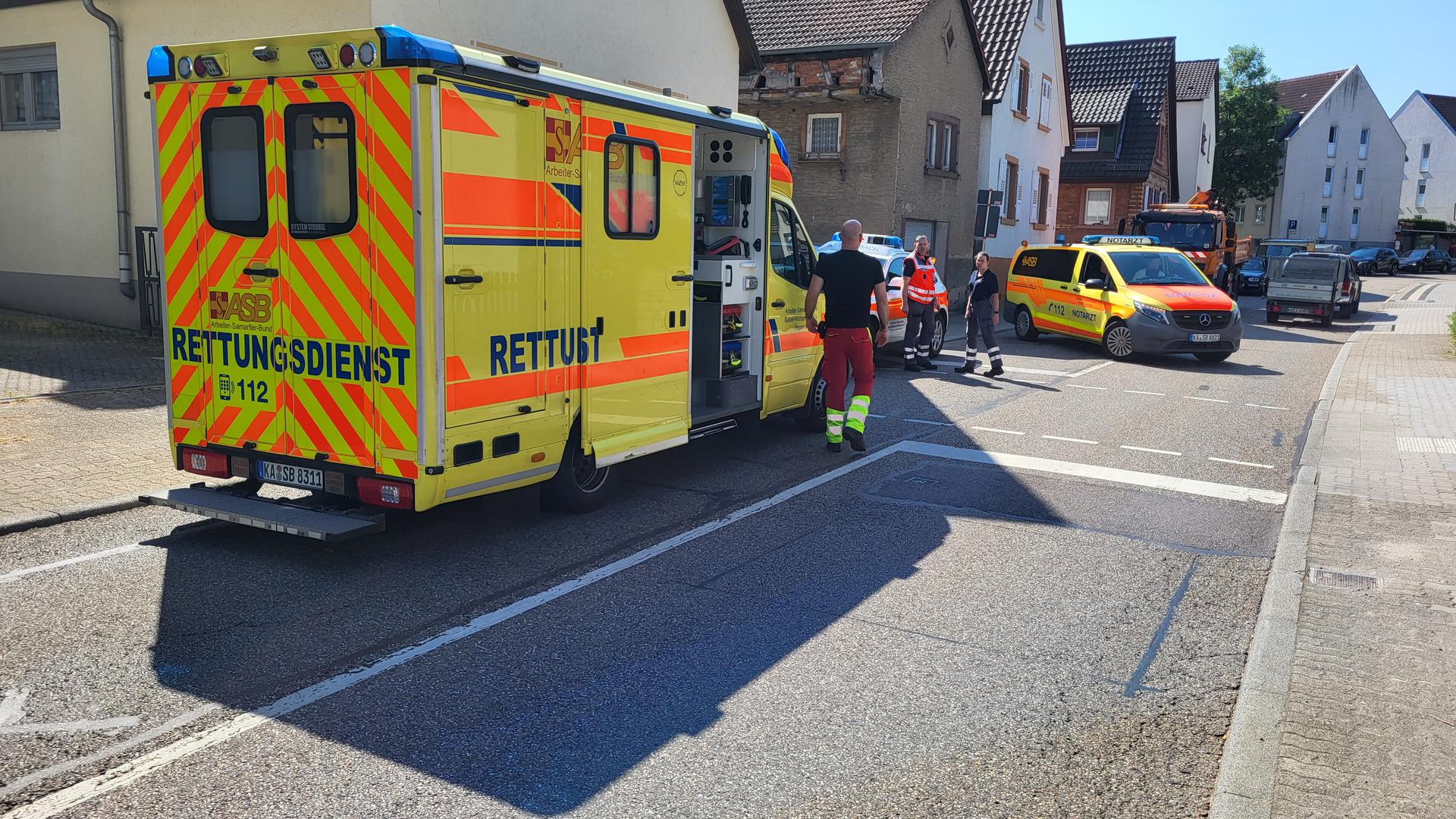 Bei einem Nothilfe-Einsatz in Grünwettersbach hat sich ein ungeduldiger Autofahrer selbst freie Fahrt verschafft. Beinahe hätte er dabei einen Sanitäter angefahren.