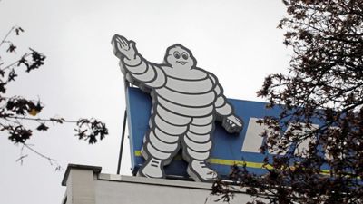 Maskottchen Michelin auf Firmendach