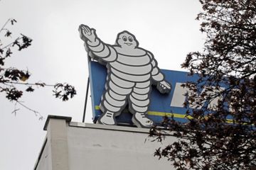 Maskottchen Michelin auf Firmendach