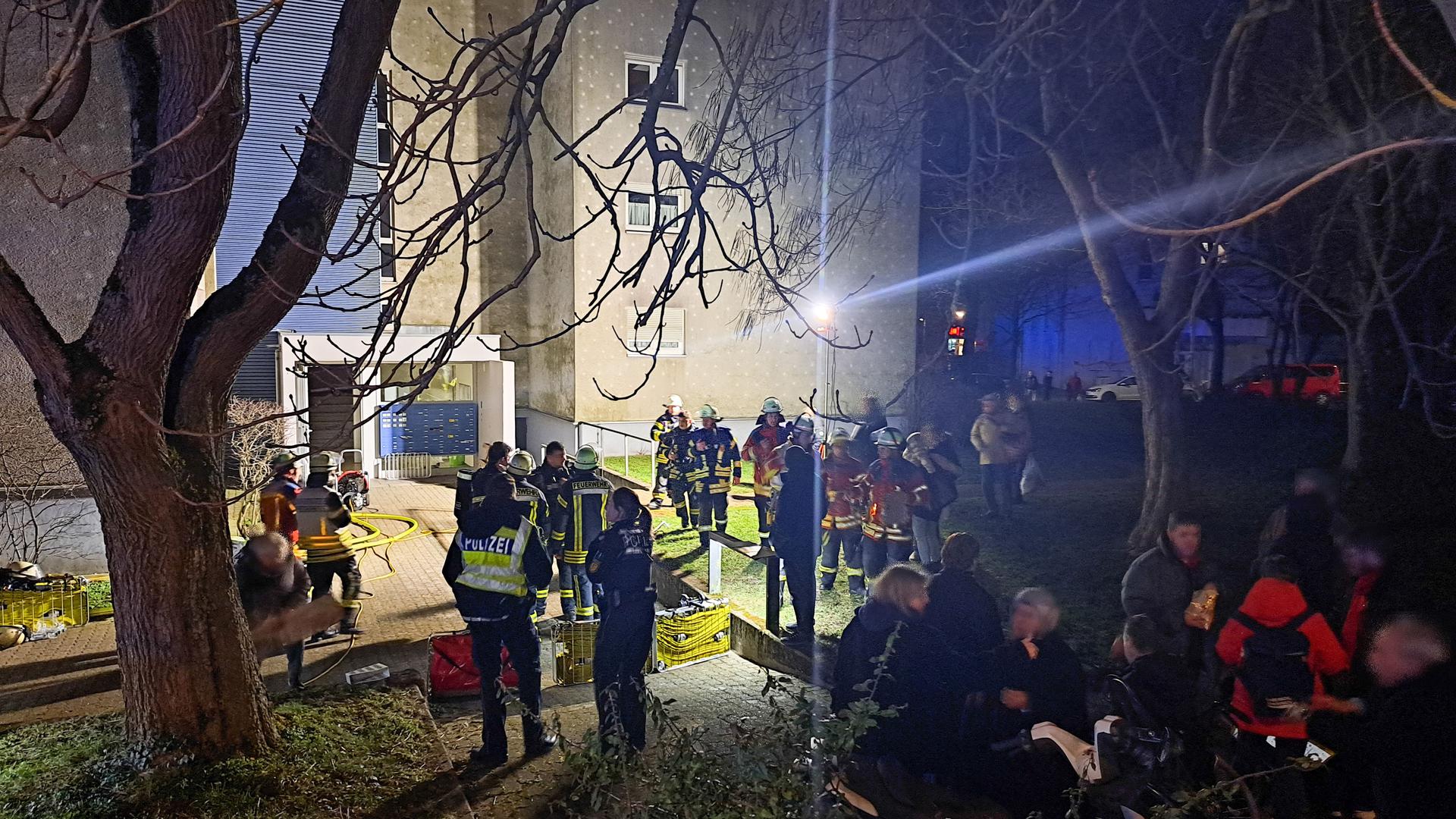 In Karlsruhe hat ein Brand in einem Kellerabteil eines Hochhauses zu einem Großeinsatz der Feuerwehr geführt. 