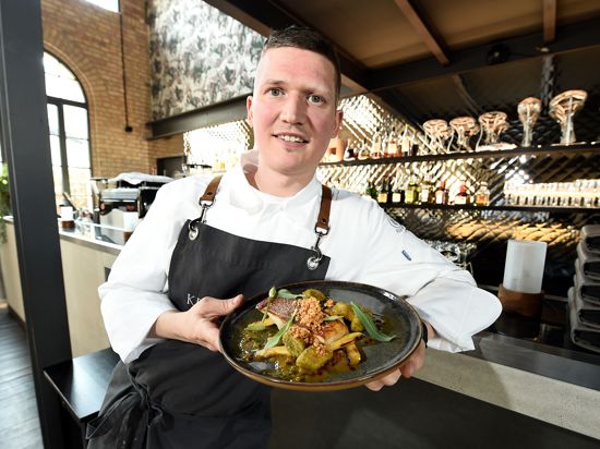 Küchenchef Sven Hemmann vom Kesselhaus steht mit seinem Teller im Restaurant