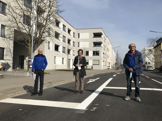 Kein Weg für Fahrradfahrer: Auf der nördlichen Durmersheimer Straße konnten Alf Püttmer, Marion Diesner und Horst Babenhauserheide (von links) fürs Foto nur so sicher stehen, weil sie wegen Bauarbeiten für den Verkehr gesperrt war. 