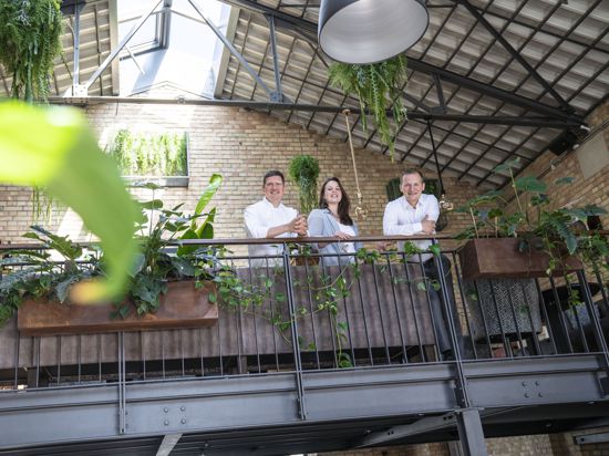 Sven, Lisa und Chris Hemmann auf der Empore ihres Restaurants „Kesselhaus“