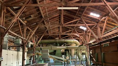 Komplexe Dachkonstruktion: Im Obergeschoss in der Alten Ripperei stehen noch viele alten Maschinen aus der Tabakproduktion.