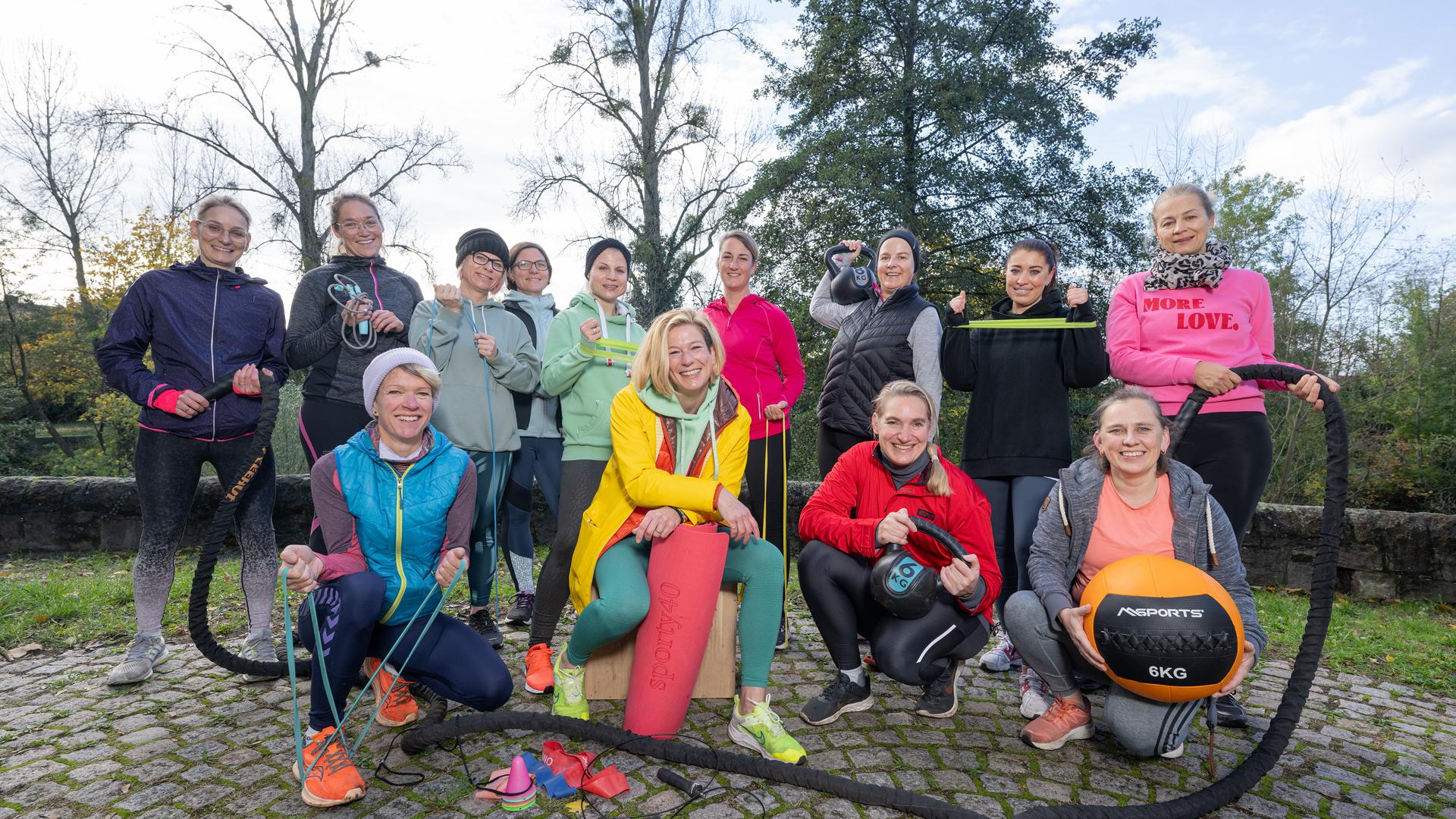 Gruppenfoto vor dem Training: Christine Denauw-Cyriac (gelbe Jacke) mit den Teilnehmerinnen von Sporty Forty.