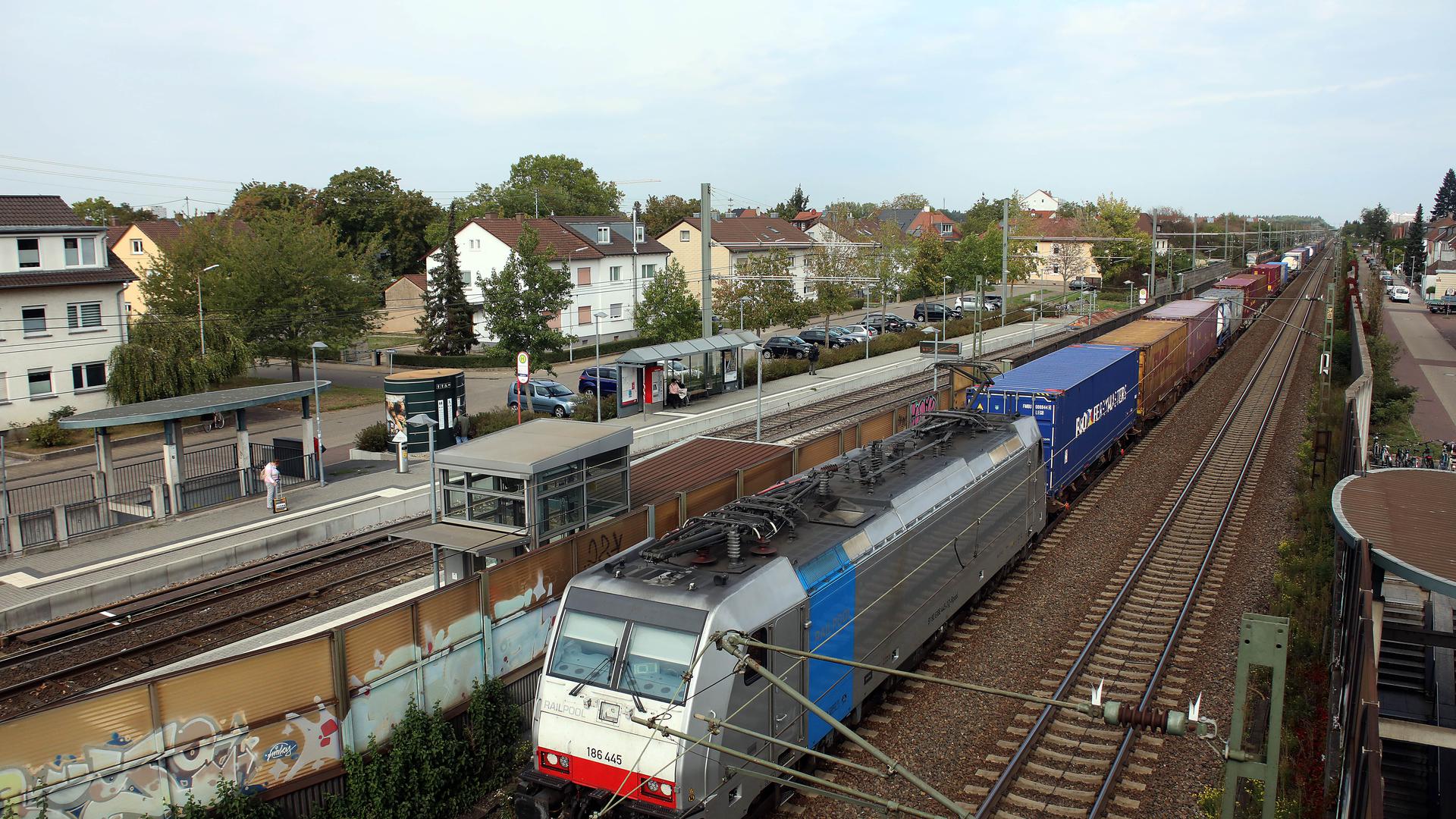 Bahnverkehr durch Karlsruhe-Hagsfeld