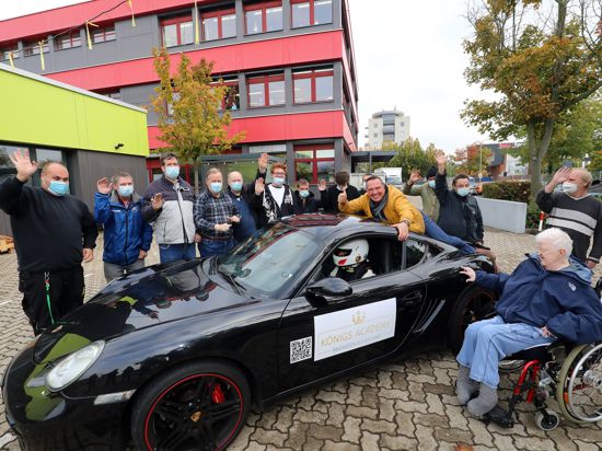 Der ehemalige Hollywood-Stuntman Marko König aus Karlsruhe besucht mit seinem Rennfahrer Miklas Hirche und dem Porsche einen Tag nach dem neuen Weltrekord Menschen mit Behinderung von den HWK in Hagsfeld.