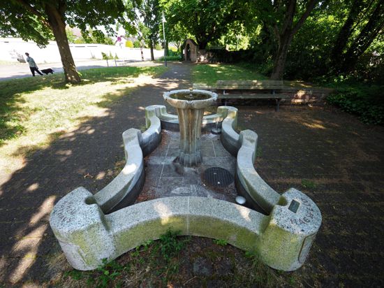 abgeschalteter Brunnen vor dem Friedhof Hagsfeld