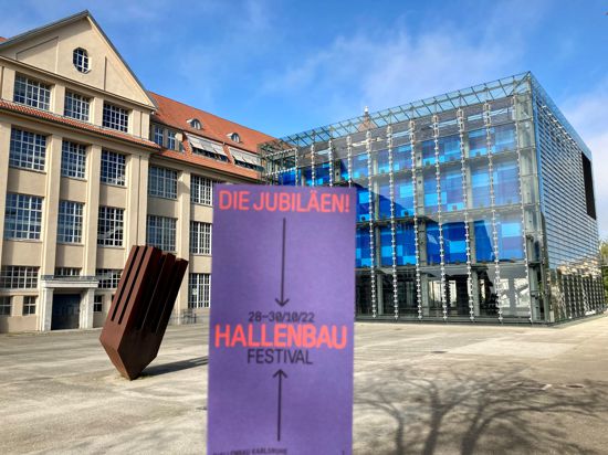 Der ZKM-Hallenbau in Karlsruhe mit dem Flyer zum Hallenbau-Festival im Oktober 2022.
