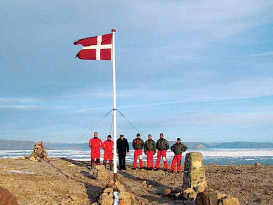 An undated handout photo of a group of Danish soldiers standing next to a Danish flag on the Hans Island, between Greenland and Canada. Denmark is ready for talks with Canada over the status of the disputed Arctic island to which both countries have laid claim, a Danish foreign ministry official said Friday 29 July 2005. The uninhabited Hans Island was left out of talks in the early 1970s when Denmark and Canada signed a 1973 border treaty. Denmark maintains the island is part of Greenland, a semiautonomous Danish territory. But an unannounced visit a week ago by Canadian Defence Minister Bill Graham suggested that Canada has not forgotten about the small island off northern Greenland. EPA/ROYAL DANISH NAVY/HANDOUT (zu dpa 0639) +++ dpa-Bildfunk +++