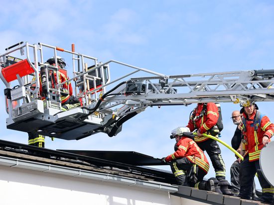 Feuerwehrmänner auf einem Hausdach in Hohenwettersbach.