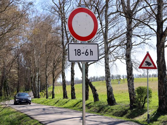 Hier geht es nicht weiter: Zwischen 18 und 6 Uhr ist die Fahrt durch den Batzenhofweg seit vergangener Woche untersagt.