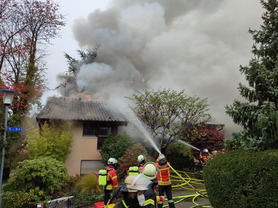 Flammen schlagen aus einem Wohnhaus: Die Feuerwehr ist am Dienstagmorgen in Hohenwettersbach im Einsatz.