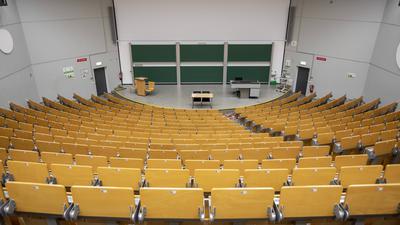 Ein leerer Hörsaal an einer Universität. Wegen Corona findet das Studium zu Großteilen als Homeschooling statt.