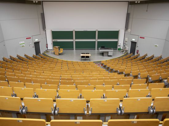 Ein leerer Hörsaal an einer Universität. Wegen Corona findet das Studium zu Großteilen als Homeschooling statt.