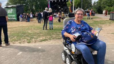 Die Wege auf dem „Fest“-Gelände sind für Rollstuhlfahrerin Karin Breunig gut befahrbar.