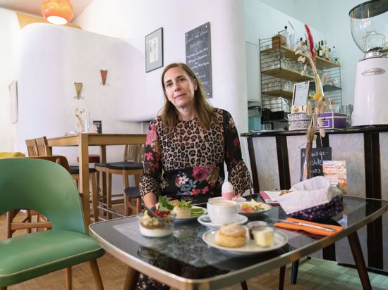 Andrea Jäger sitzt an einem Tisch in ihrem Café „Lottis Traum“.