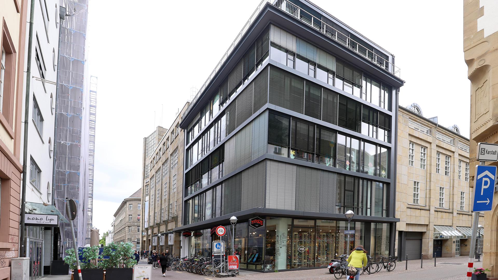 „Erkennen Sie Karlsruhe?“: Wo das ehemalige  Doering-Gebaeude in der Ritterstraße stand, ist heute ein moderner Neubau.