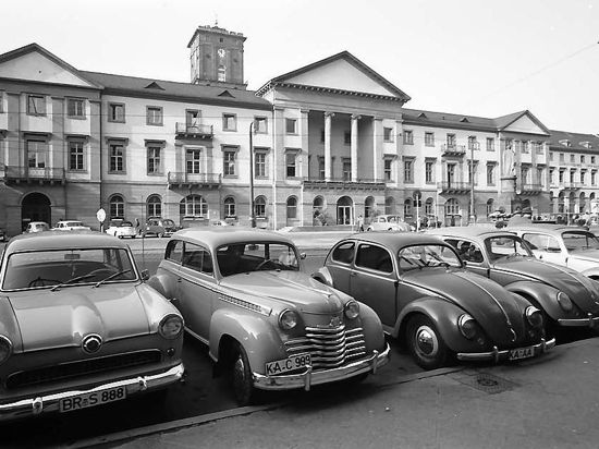 Autos parken im Jahr 1958 auf dem Marktplatz von Karlsruhe.