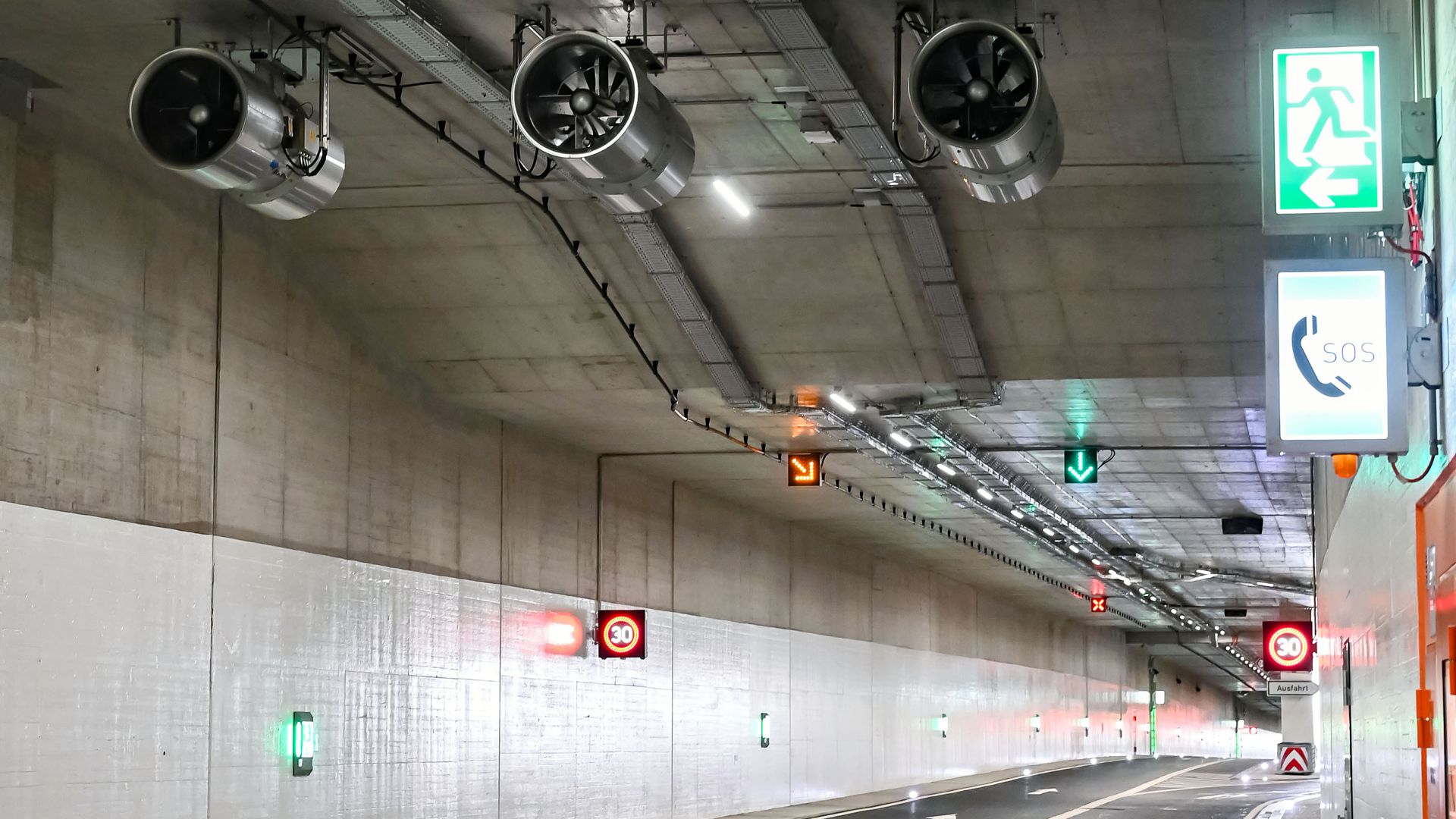 Innenaufnahme des gesperrten Karlsruher Autotunnels. Nach gravierenden Defekten bei der Lüfteranlage verzögert sich die Eröffnung des Tunnels um Monate. 