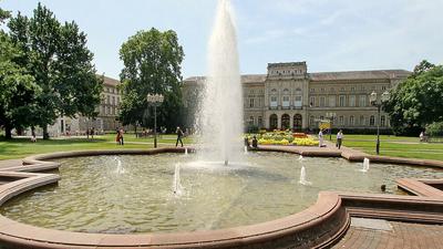 Der Brunnen auf dem Friedrichsplatz in Karlsruhe sollte eigentlich vor Ostern in Betrieb genommen werden. 