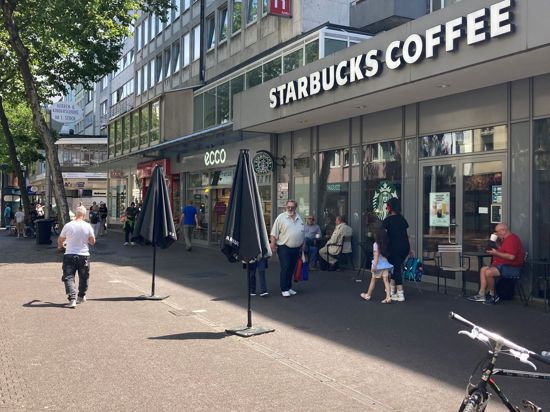 Filiale des Kaffeehaus-Unternehmens Starbucks in der Kaiserstraße