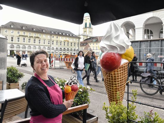 12.04.2023 Annamaria Grava vom Eiscafé Cortina vor dem Marktplatz