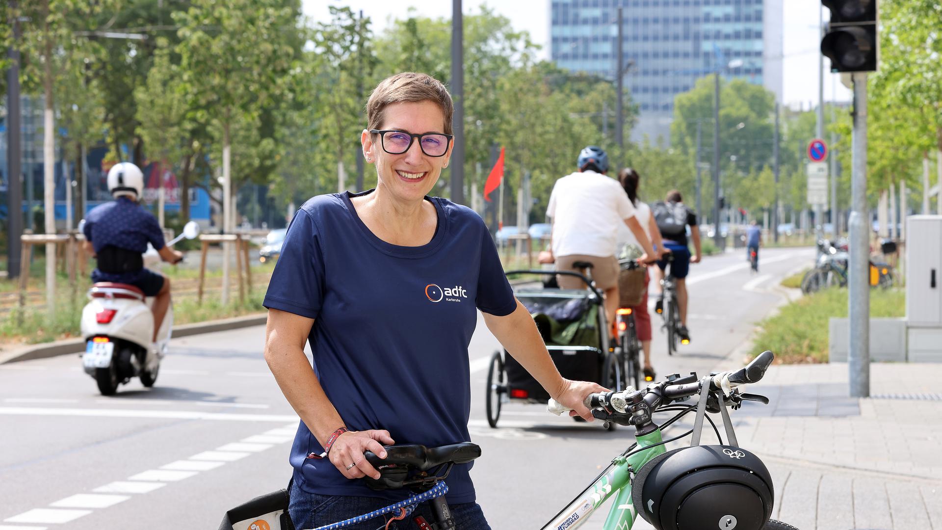 Am 19.08.2022 steht eine der beiden Vorsitzenden des ADFC-Regionalverbands Karlsruhe, Tanja Dopf, an der für Radfahrer um- und ausgebauten Ecke von Kriegsstraße und Adlerstraße.