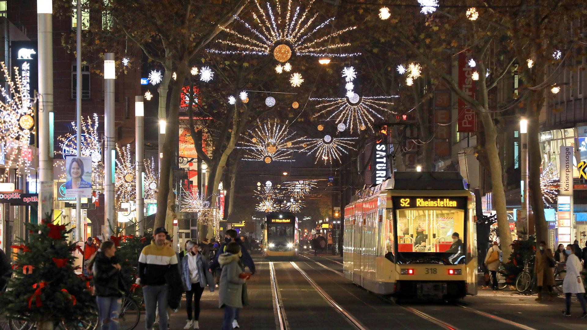 Weihnachtsbeleuchtung in der Kaiserstraße.