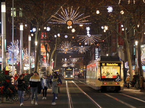 Weihnachtsbeleuchtung in der Kaiserstraße.