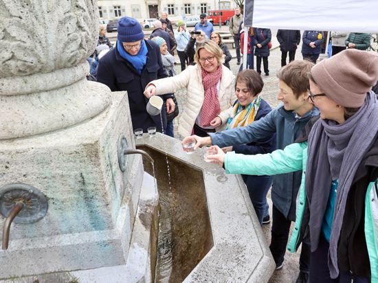  Brunnen Lidellplatz / Wasserfest,  Foto: v.l.n.r.: Thomas Frank, Bettina Meier-Augenstein, Rahsan Dogan, BGM Lisbach, Nadine Bolch,                                                   