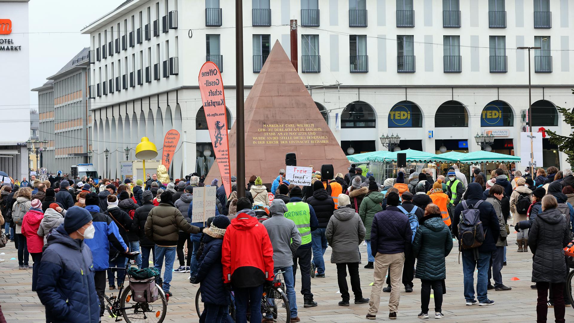 Kundgebung: Rund 300 Menschen haben am Samstag Nachmittag am Karlsruher Marktplatz ihrem Unmut über die staatlichen Corona-Maßnahmen Luft gemacht. Die Veranstaltung verlief friedlich.