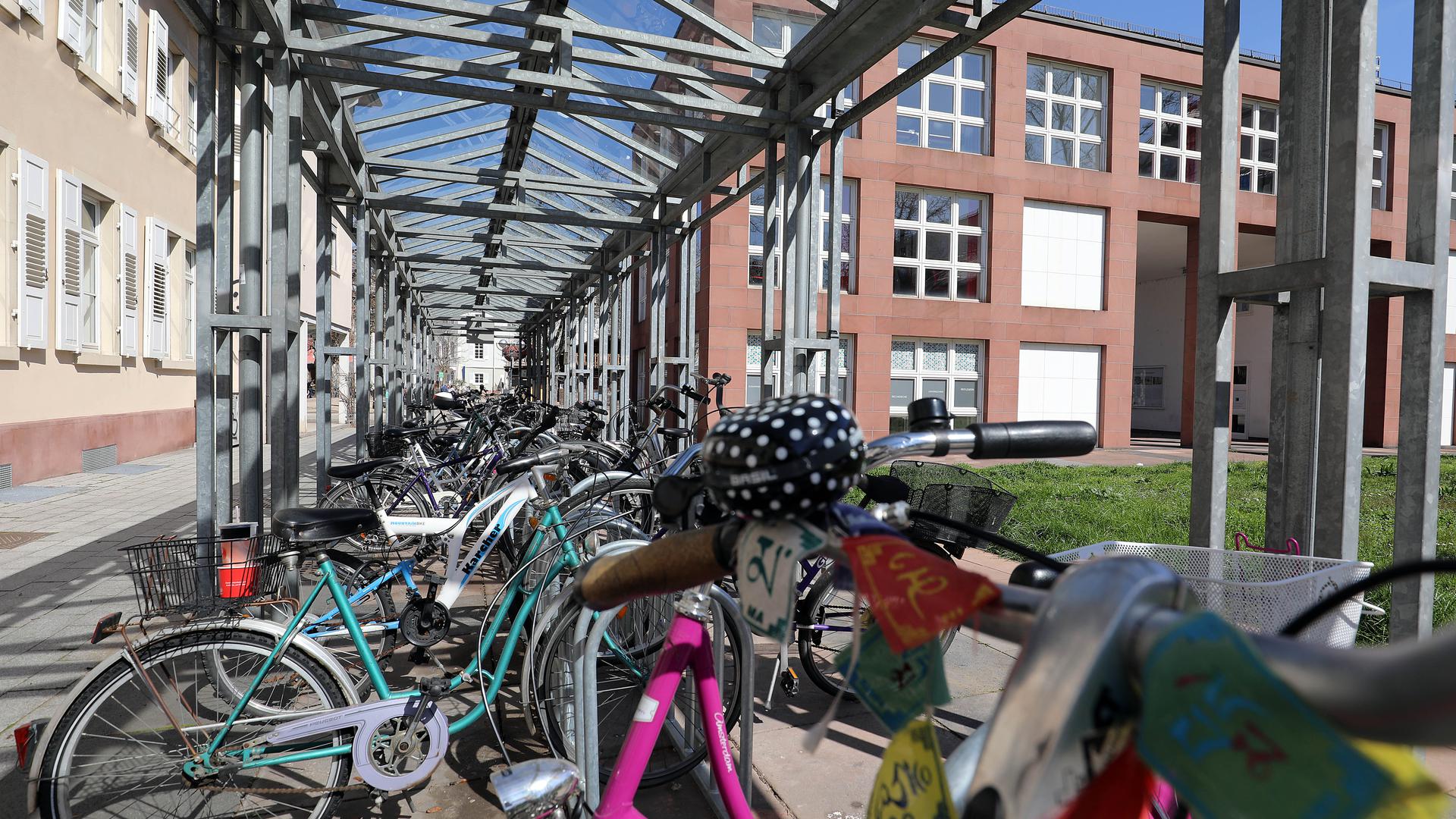 Überdachter Fahrradparkplatz bei der Badischen Landesbibliothek (BLB) zwischen Erbprinzenstraße und Blumenstraße