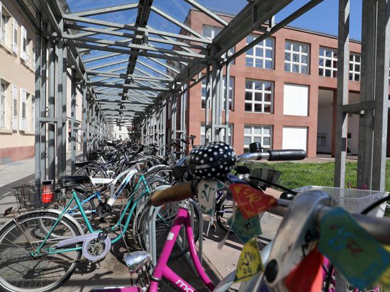 30.03.2021 Überdachter Fahrradparkplatz bei der Badischen Landesbibliothek (BLB) zwischen Erbprinzenstraße und Blumenstraße