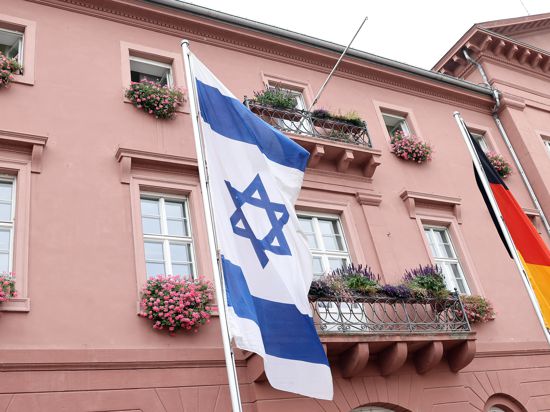 Israel-Flagge beim Rathaus am Marktplatz Karlsruhe