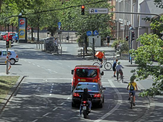 Fritz-Erler-Straße mit Radweg und Autostreifen