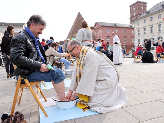 Oekumenische Citykirchenarbeit laedt unter dem Motto" Mit Liebe veraenderst Du die Welt Passanten zur Fußwaschung aufg den Marktplatz ein