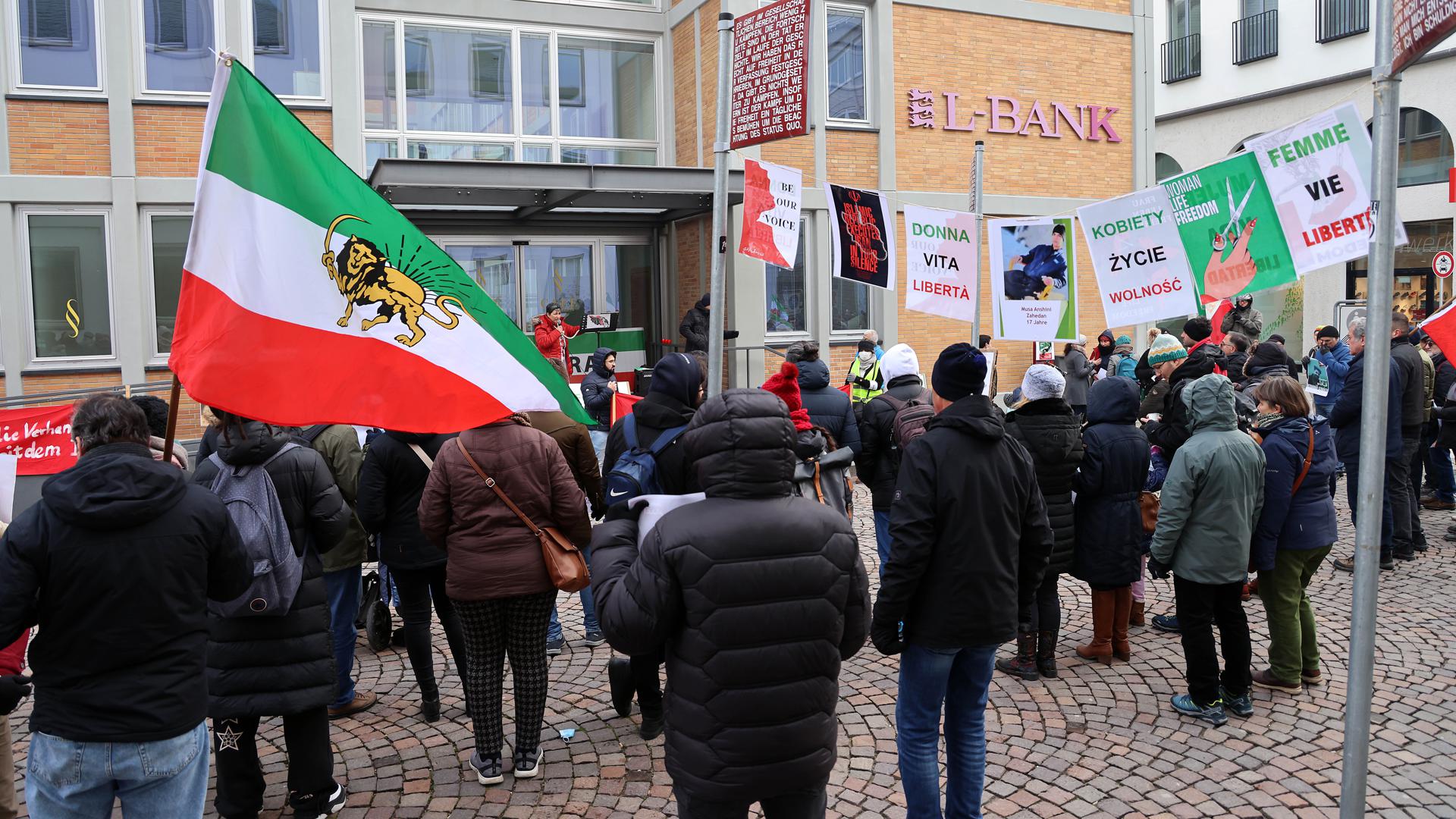 Rund 200 Menschen erhoben Mitte Dezember bei einer Kundgebung in Karlsruhe ihre Stimme für die Menschen im Iran.