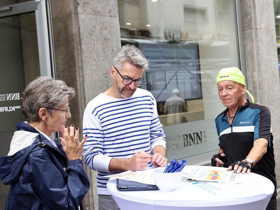  BNN-Leserdialog mit Stefan Proetel an der Geschäftsstelle Lammstraße mit Renate Krogmeier-Vieten und Jürgen Sindel.