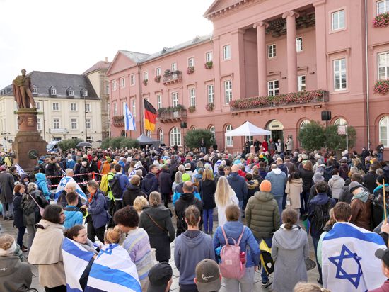 Mehrere hundert Menschen vor dem Karlsruher Rathaus.