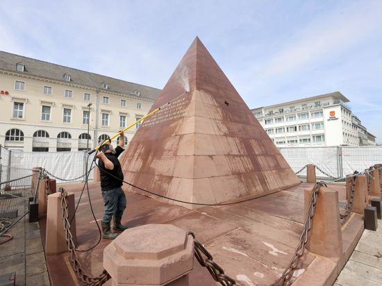 Reinigung der Pyramide am Marktplatz