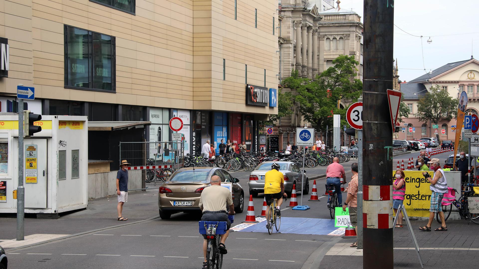 Ein erster Pop-Up Radweg entstand am Samstag in der Karlstrasse zwischen Europaplatz und Stephanienstraße.