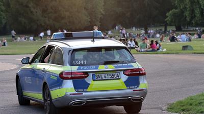 Am 15. Juni 2022, dem Abend vor Fronleichnam, gilt im Karlsruher Schlossgarten erstmals die überraschend vorgezogene Schließzeit 21 Uhr. Um 20.47 Uhr findet aber nur eine kurze Polizeikontrolle mit dem Auto statt.