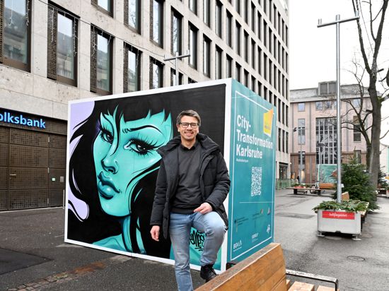 Quartiersmanager Dirk Siebels steht vor einem Graffiti, das Teil der Aktion „Weihnachten in der Lammstraße“ ist.